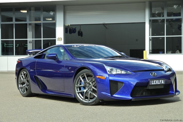 Lexus LFA сбоку синий